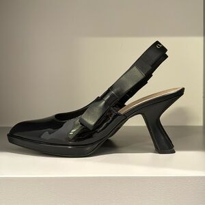 DIOR Sweet-D Slingback Pump. Black Patent Calfskin and Shiny Calfskin.